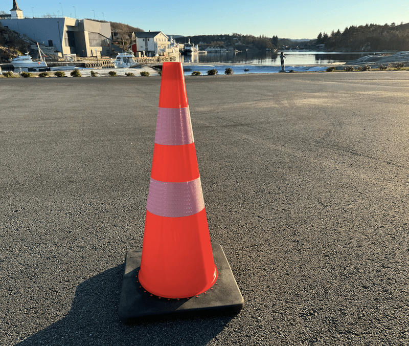 Trafikkjegle 70cm med kraftig bunnfot - 2 pakning